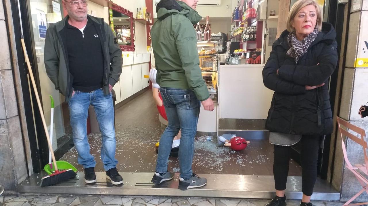 Il locale devastato in via Buontalenti
