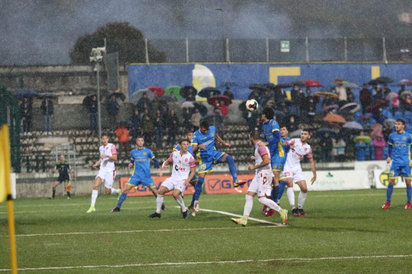 Un'azione di gioco tra Carrarese-Ancona