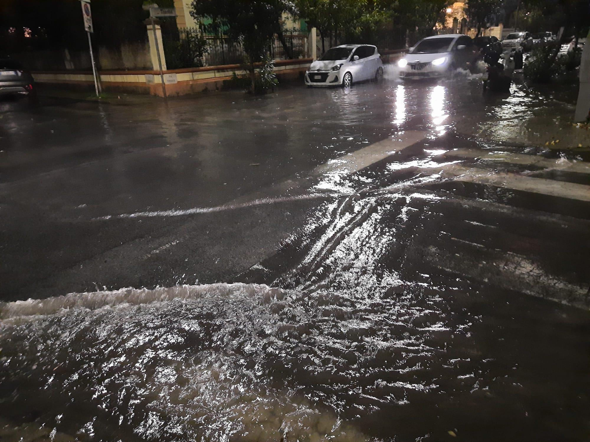 Maltempo in Versilia: strade allagate per il temporale ed elettricità in tilt 