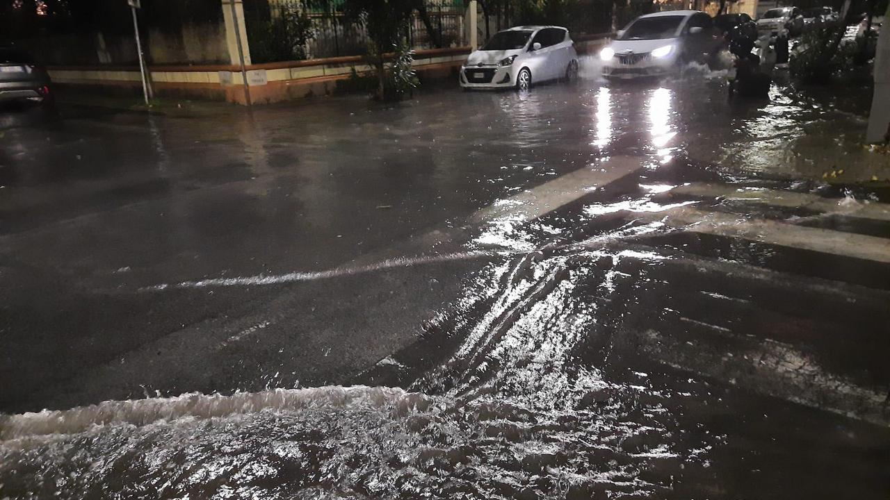 Maltempo in Versilia: strade allagate per il temporale ed elettricità in tilt