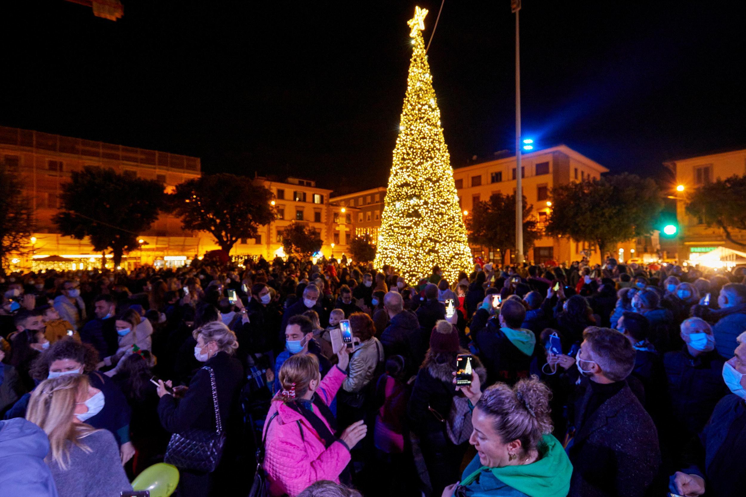 Empoli, via alla "Città del Natale": centro stracolmo di gente 