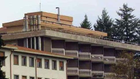 Dimezzati gli ortopedici La sanità finisce nel caos