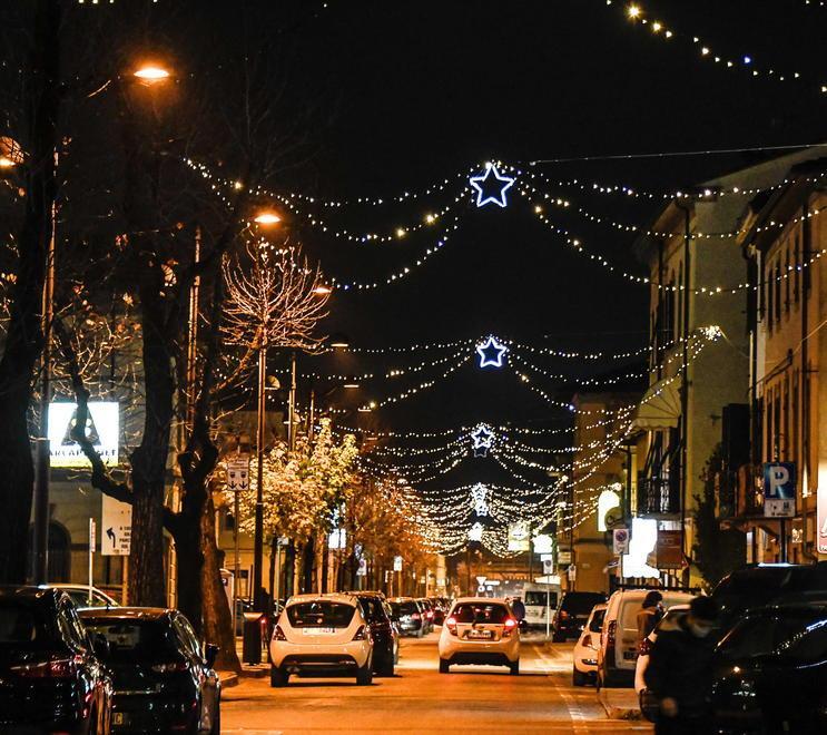Cambiata la ditta: luci di Natale in ritardo 