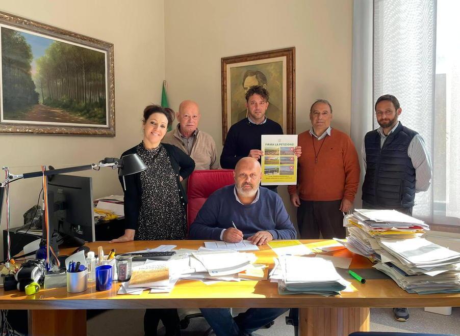 Anche il sindaco firma la petizione a tutela del suolo agricolo 