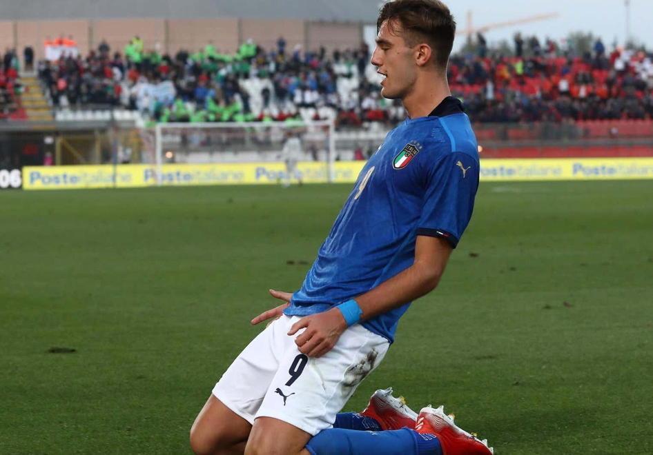 Lorenzo Lucca travolgente in azzurro Torna a segnare e serve l’assist del 2-0 
