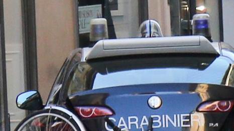 Vede il ladro in sella alla sua bici e lo blocca