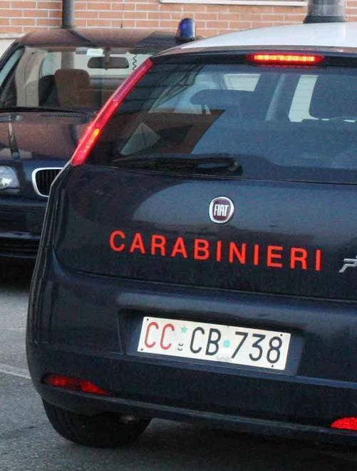 Nasconde la refurtiva dentro a una borsa che dribbla la sicurezza