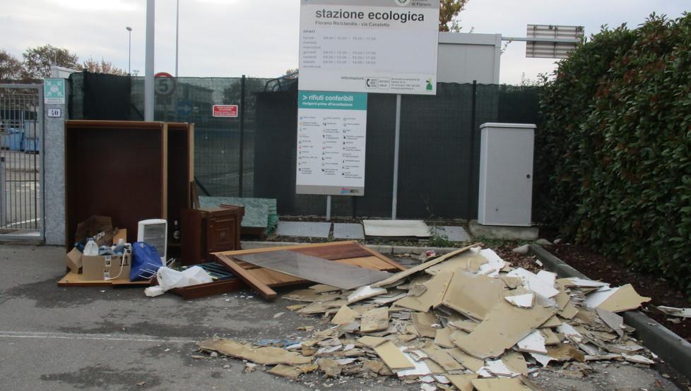«Troppi rifiuti abbandonati davanti alle isole ecologiche» 