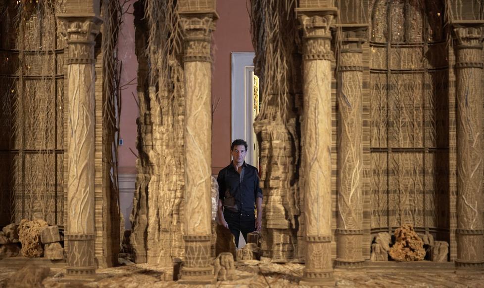 Il coreografo Di Stefano danza sulla scultura firmata da Eva Jospin