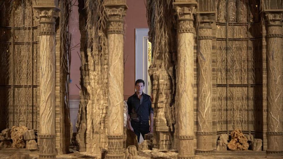 Il coreografo Di Stefano danza sulla scultura firmata da Eva Jospin