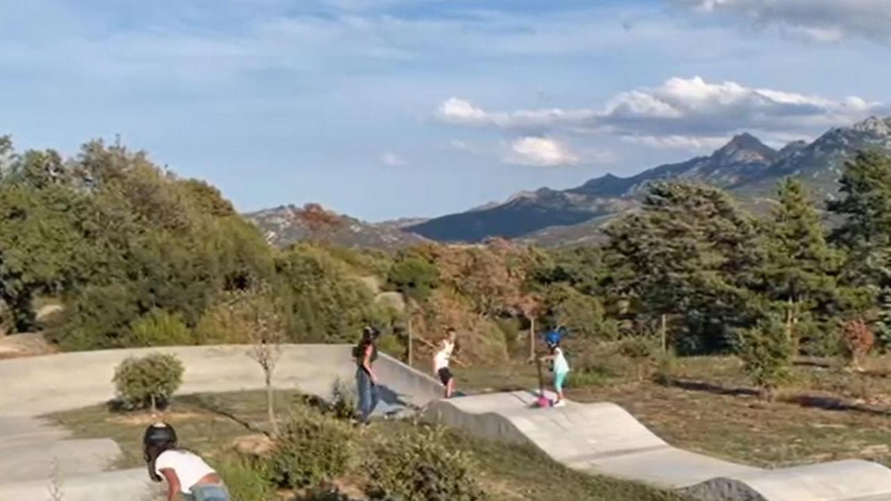 Raduno skater sulla pista pump-track
