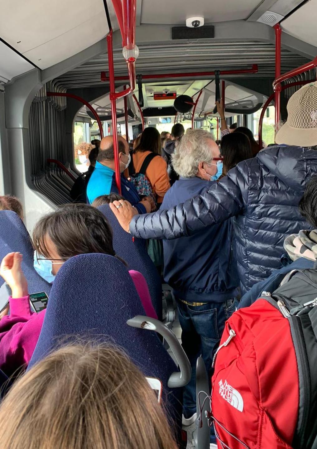 Il dubbio dei ristoratori: «Il virus viaggia sui bus» 