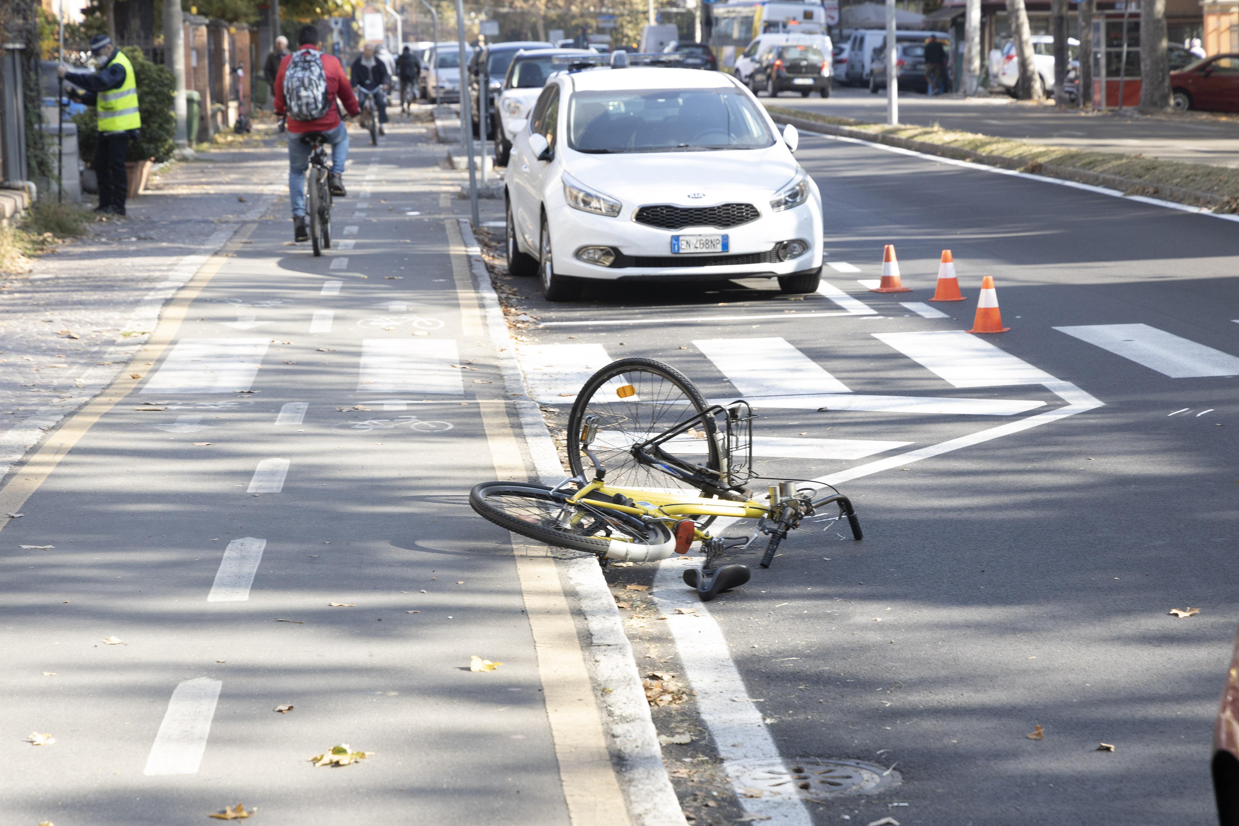 Via Giardini, il Comune di Modena corre ai ripari «Spostiamo i posti auto vicini ai pedonali» 
