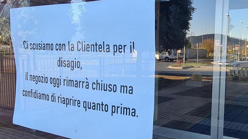 Il cartello alla porta del maxi negozio (foto Stefanini/Silvi)