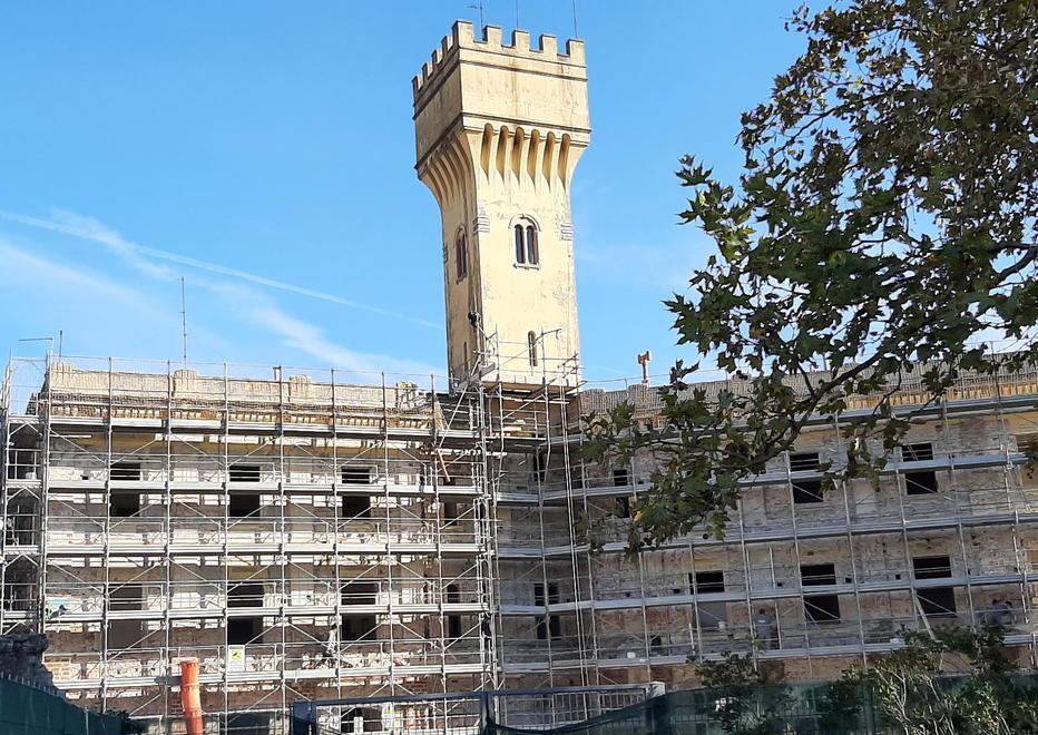 L'edificio storico con il suo "Torrino", via Orosi