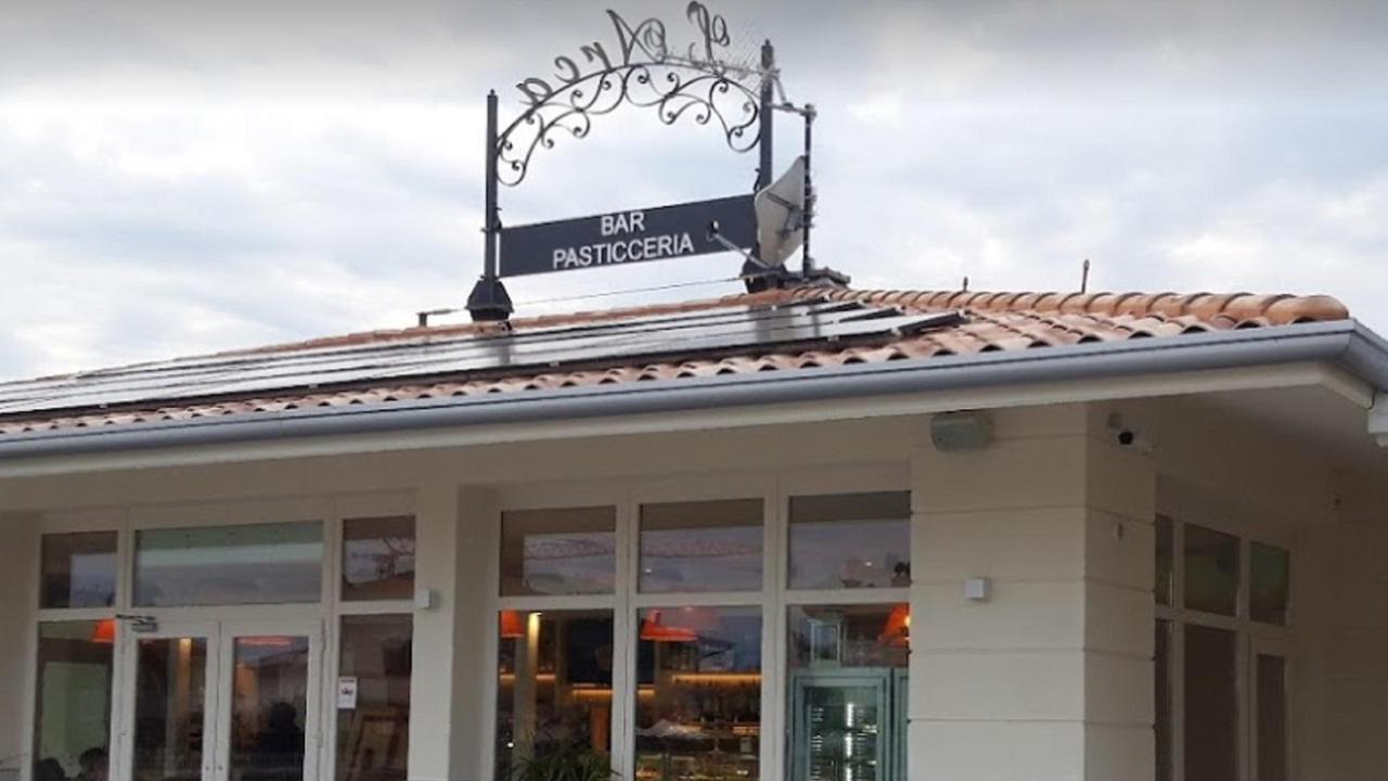 Il bar-pasticceria "L'Arca" di via Rino Pachetti a Rosignano