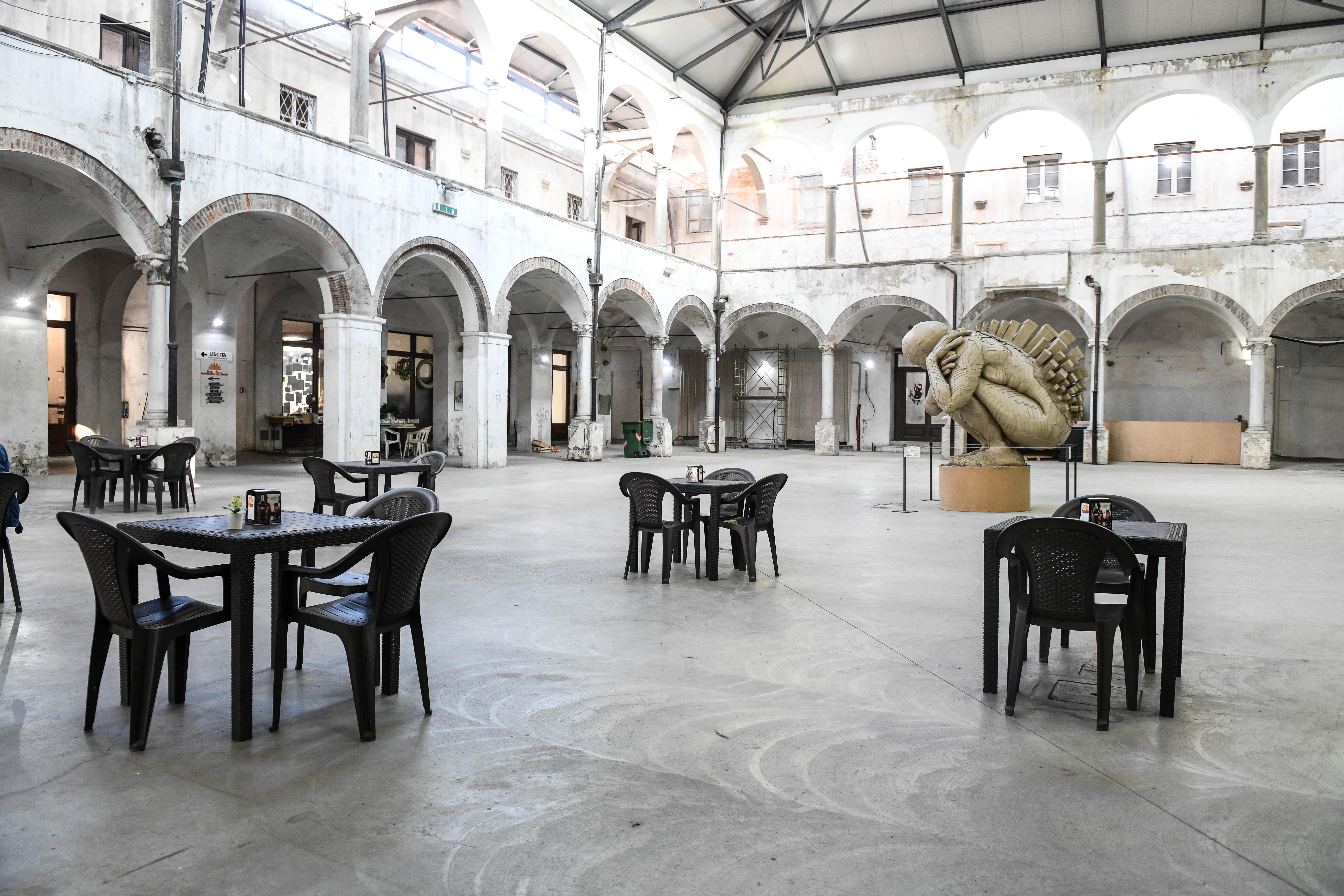 L'interno del mercato del Carmine