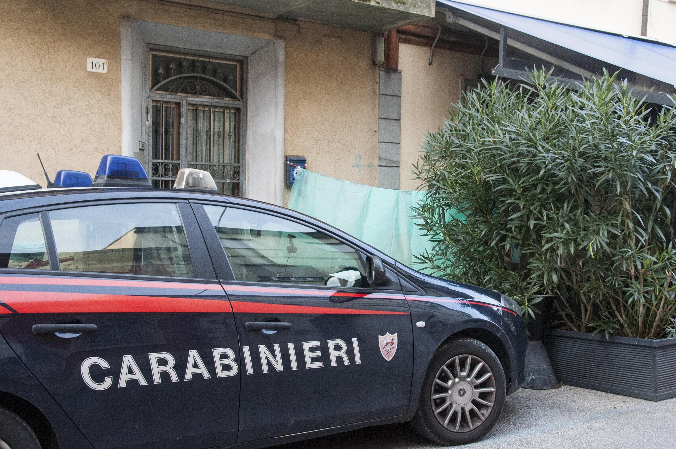I carabinieri in via IV Novembre dove è stato trovato il corpo della donna (FOTO PAGLIANTI)