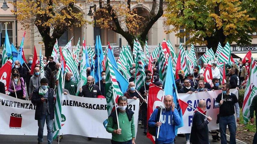 Il corteo dei lavoratori Sanac venerdì all’ingresso nel centro città