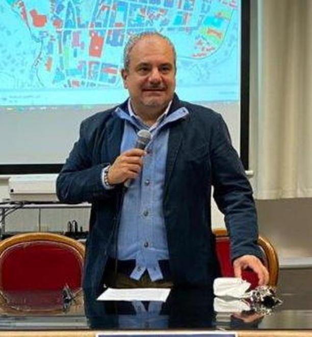 Simone Caffaz durante uno degli incontri pubblici della sua campagna elettorale