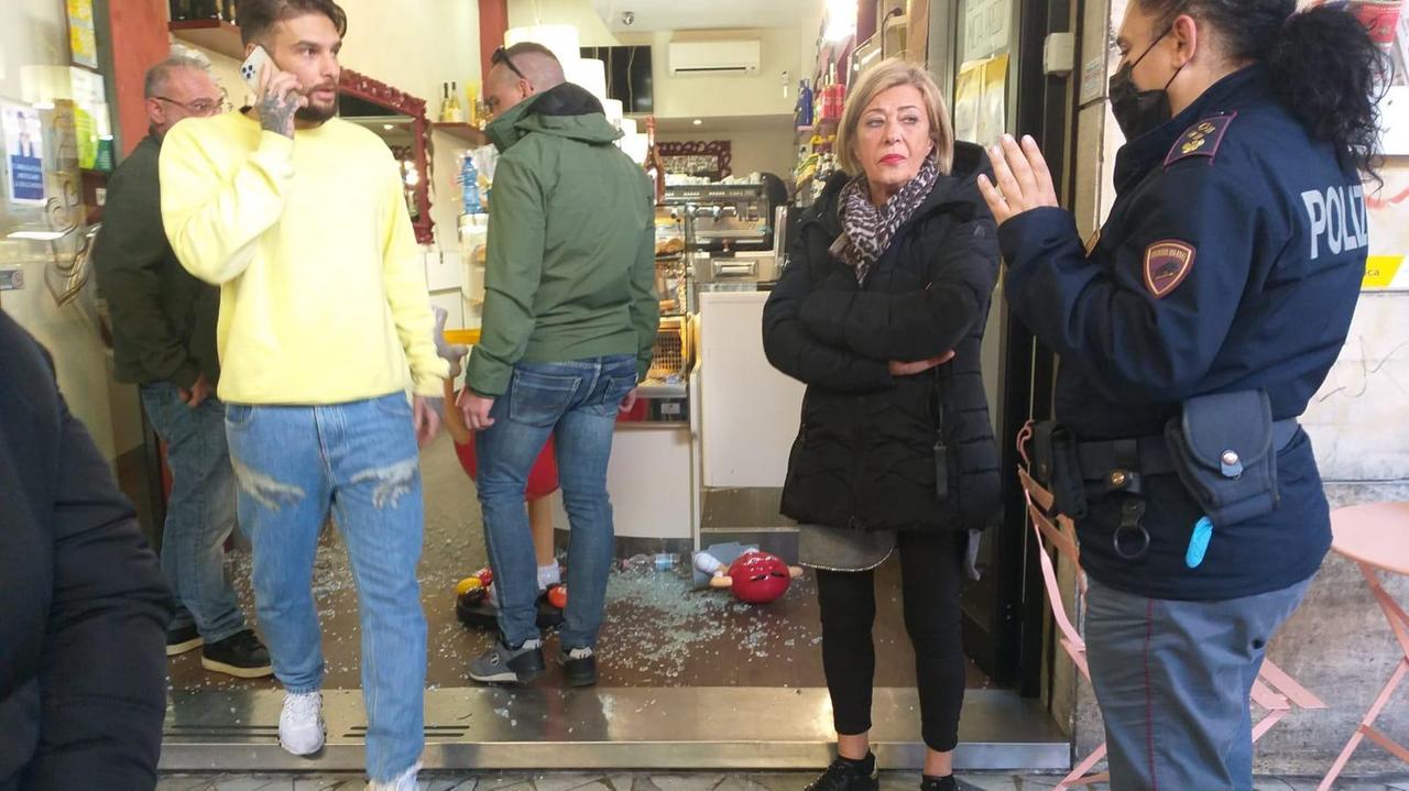 A sinistra Samuele Stampa davanti al bar devastato