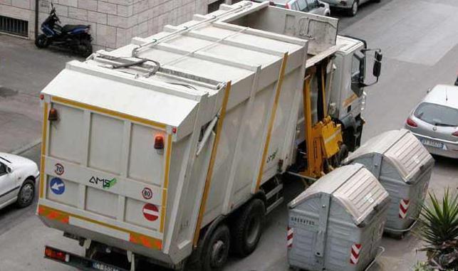 Nella foto di Paolo Barlettani un camion ritira la spazzatura conferita nei cassonetti