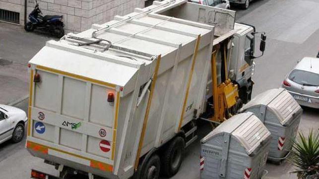 Nella foto di Paolo Barlettani un camion ritira la spazzatura conferita nei cassonetti
