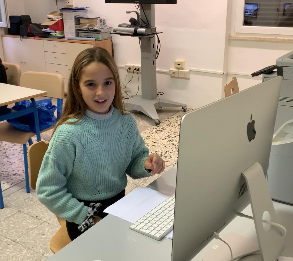 Alessia Vrancianu, l’alunna di 12 anni davanti al computer della scuola