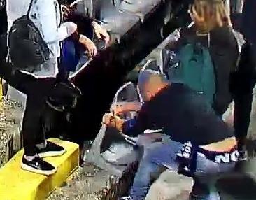 Il fermo immagine in cui si vede il tifoso scardinare il seggiolino allo stadio Zini  (FOTO QUESTURA DI CREMONA)