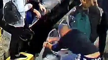 Il fermo immagine in cui si vede il tifoso scardinare il seggiolino allo stadio Zini (FOTO QUESTURA DI CREMONA)