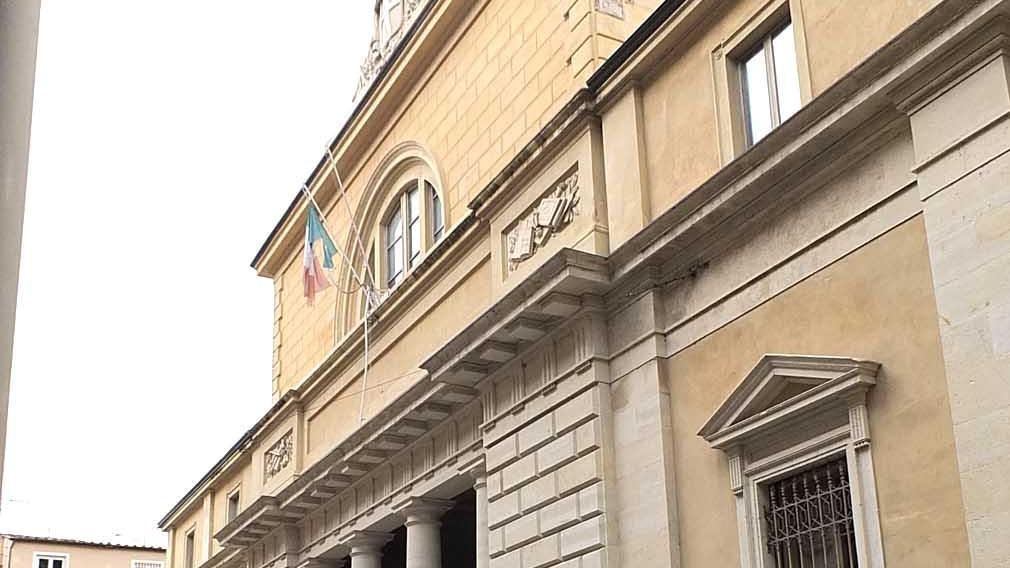 La parte in alto da cui si è staccato il fregio in marmo nell'edificio che ospita la Procura (foto fabio Muzzi)