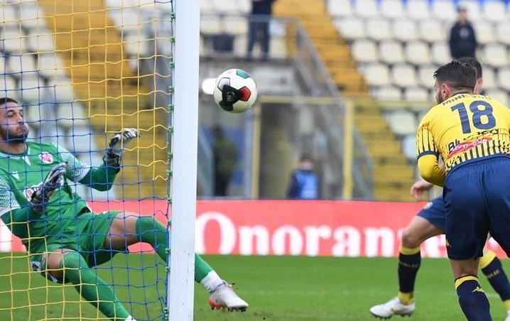 La grande parata di Farroni su Minesso dopo 4 minuti, foto dal profilo instagram @modena_fc_official