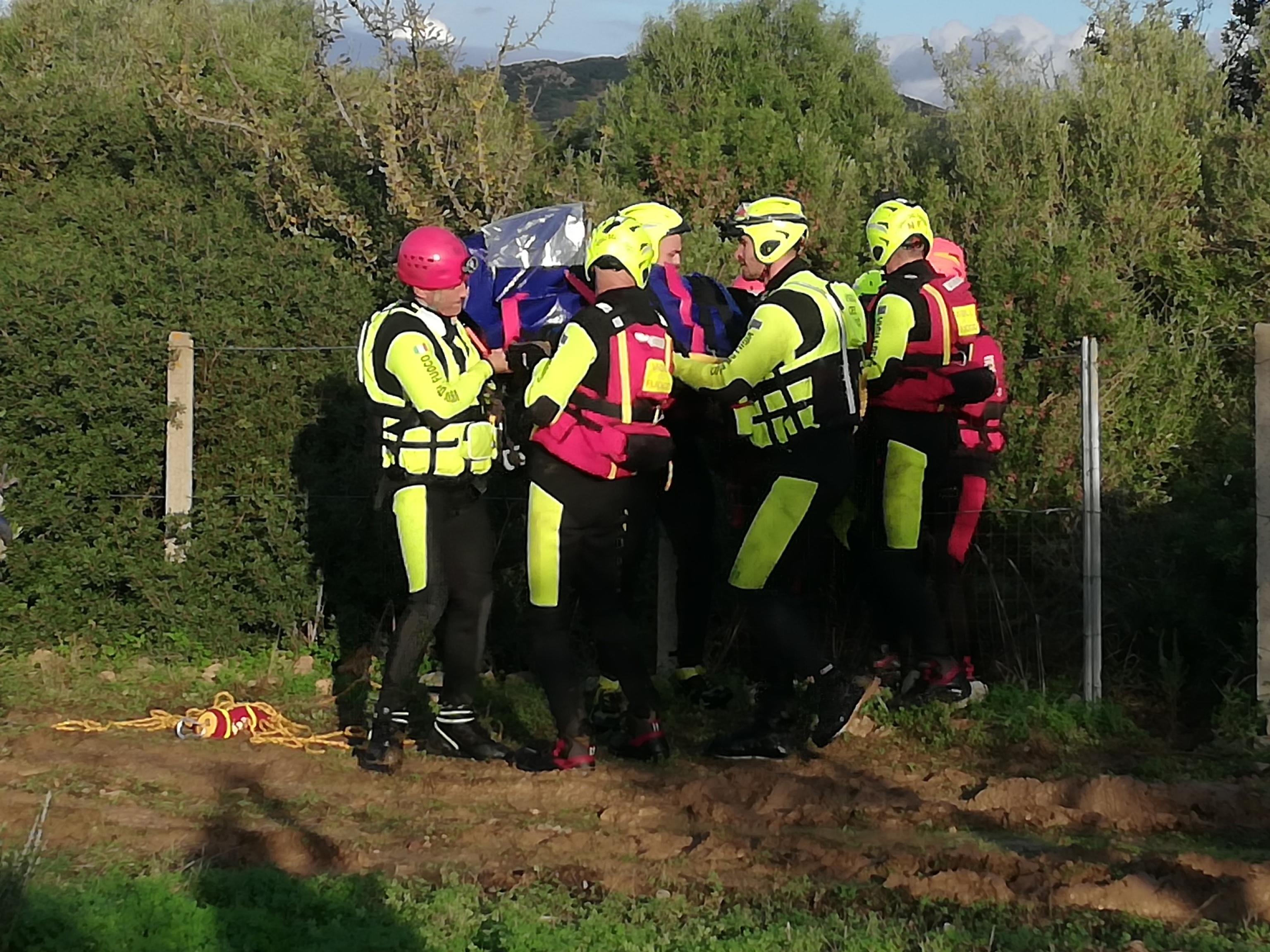 Le squadre di soccorso trasportano il corpo dell'anziano