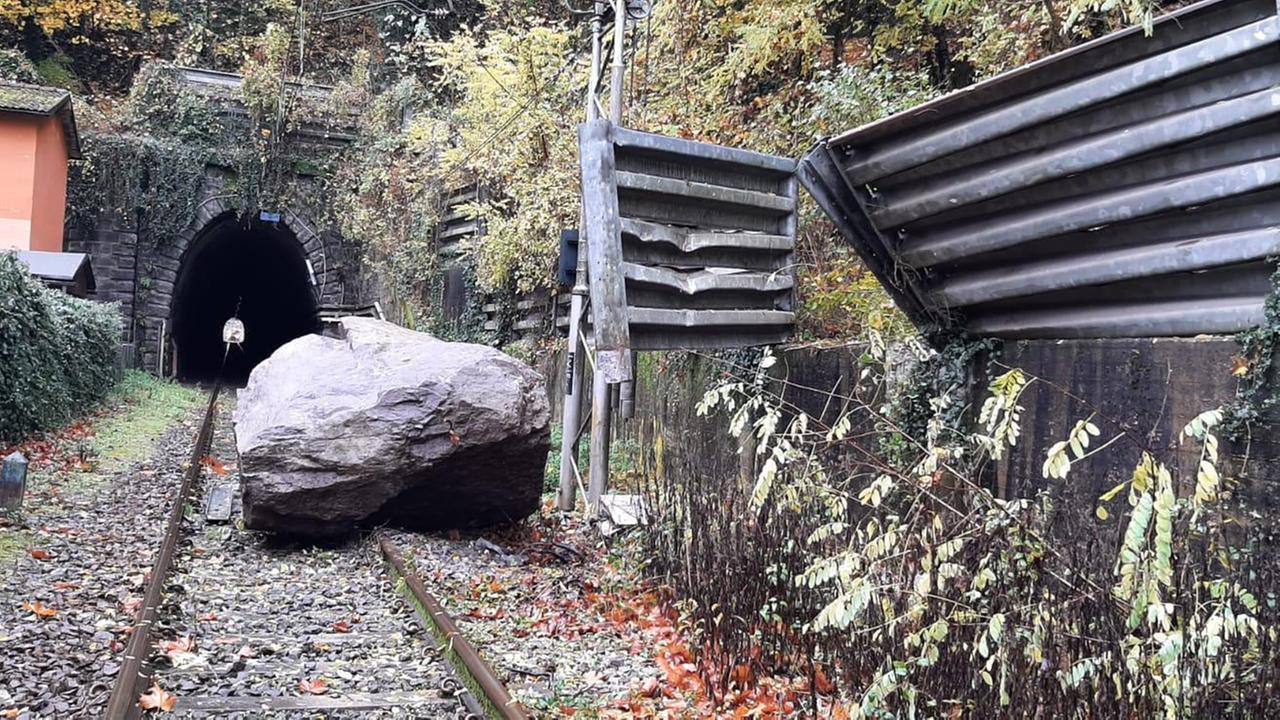 Pistoia, ferrovia Porrettana interrotta da una frana