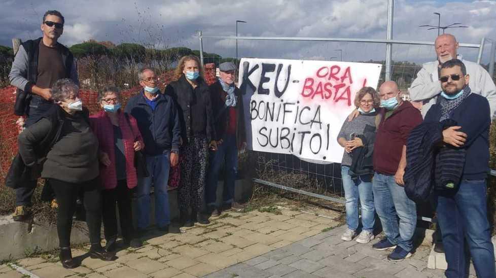 I promotori dell’assemblea permanente “Valdera no keu”, iniziativa presentata davanti al cantiere Green Park a Pontedera