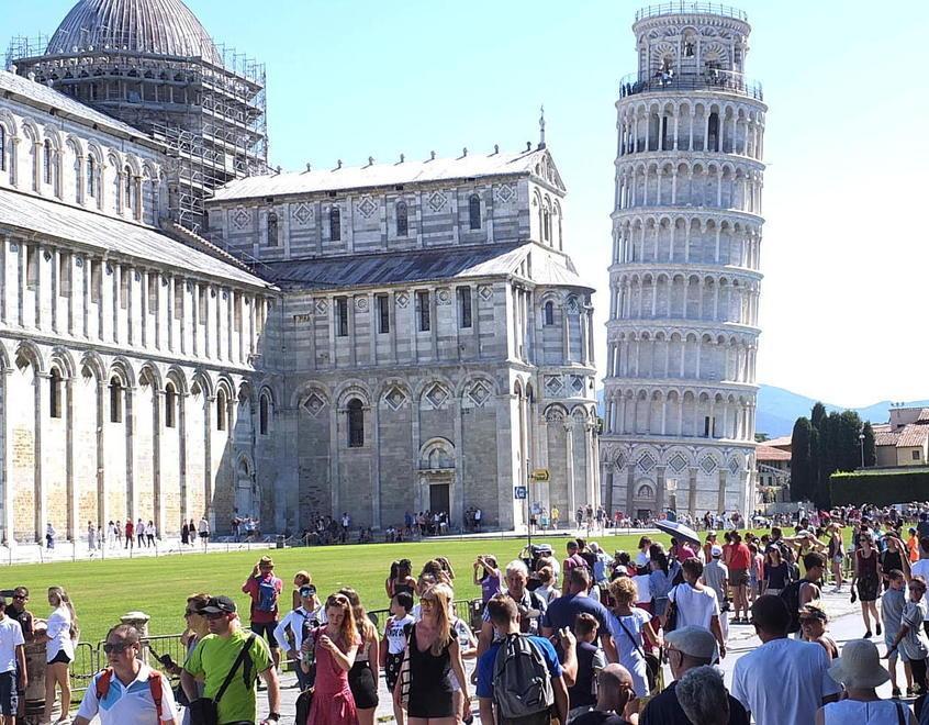 Turisti in piazza del Duomo a Pisa