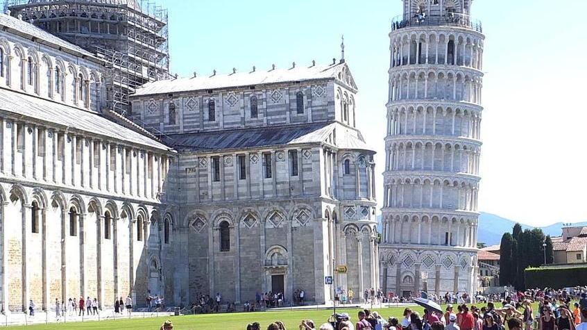 Turisti in piazza del Duomo a Pisa
