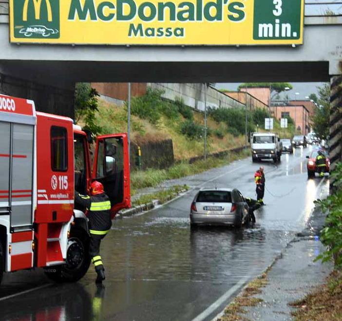 Sottopasso ancora allagato, salvate quattro persone 