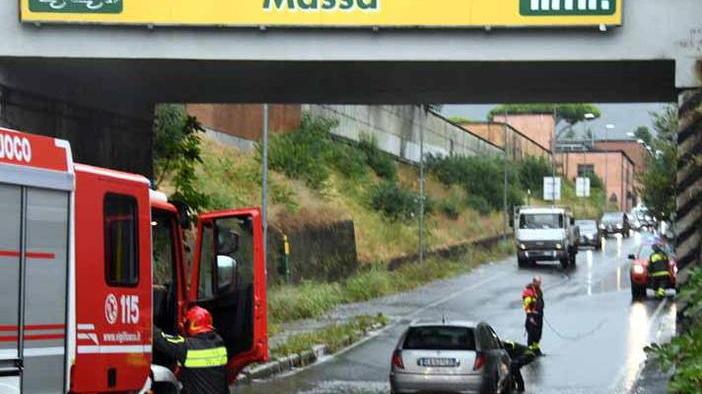 Sottopasso ancora allagato, salvate quattro persone