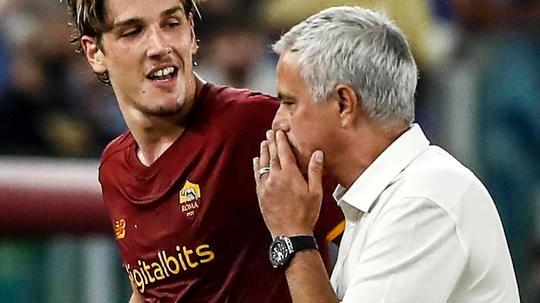 Totti e De Rossi ai tifosi: «Mourinho allenatore top»