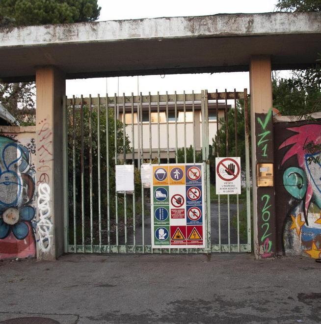 Il sindaco di Viareggio Del Ghingaro nega i lavori all’ex piscina. Ma ecco i cartelli davanti alla struttura  