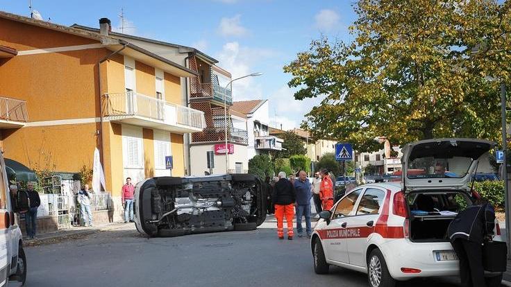 Jeep si ribalta su una fiancata dopo lo scontro con una Fiesta