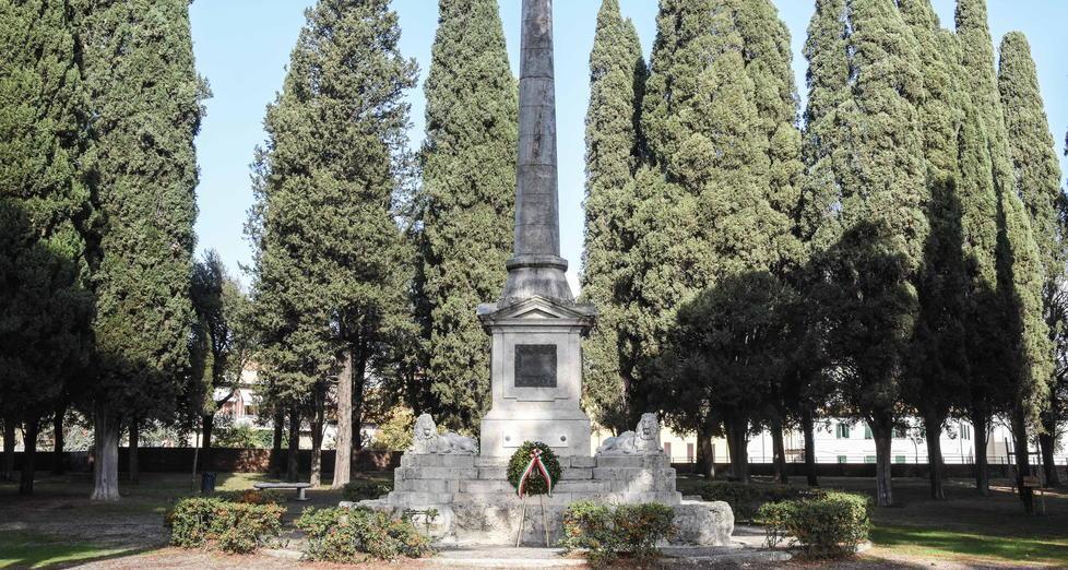 Monumento ai caduti imbrattato dai graffiti Pulizia da 4mila euro 
