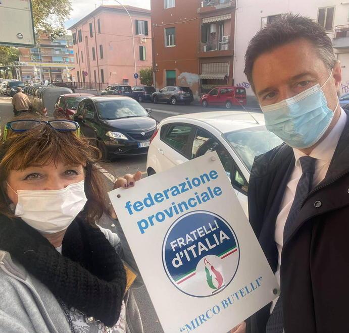 Ritrovata la targa portata via dalla sede