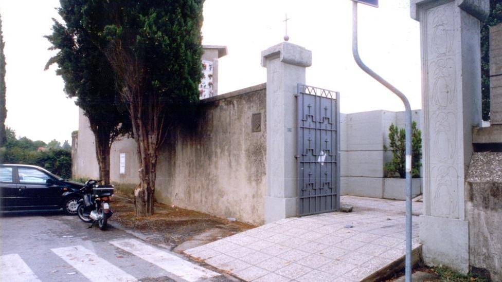 Rubava sulle auto al cimitero In manette il ladro seriale