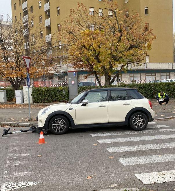 Incidente tra un’auto e monopattino sulla rotonda
