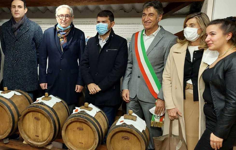 Taglio del nastro per l’acetaia comunale
