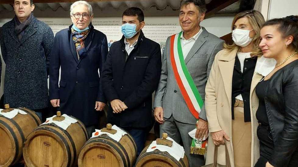 Taglio del nastro per l’acetaia comunale