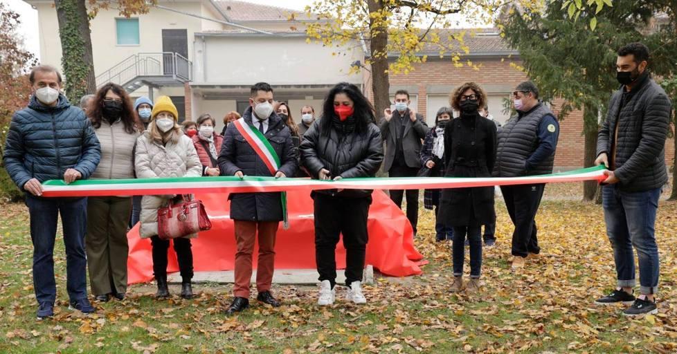 Le panchine rosse nei parchi