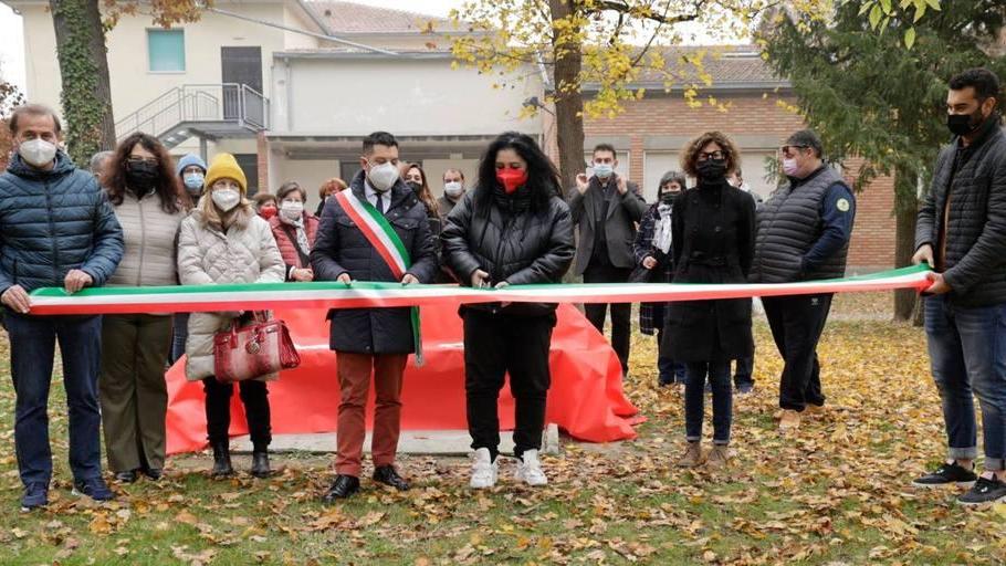 Le panchine rosse nei parchi